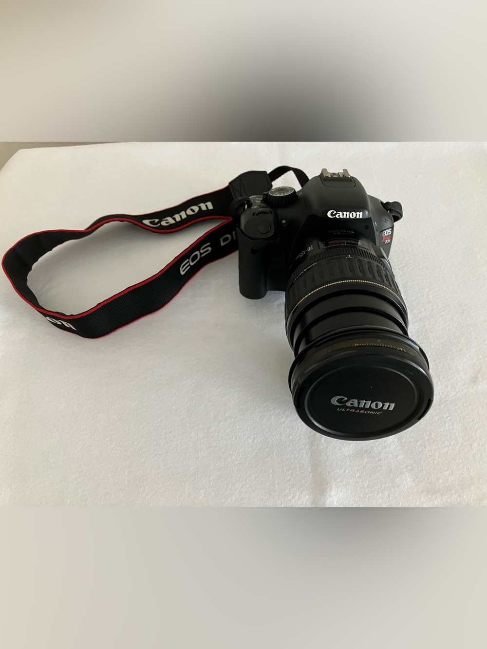 Canon EOS Rebel T2i DSLR 28-135mm With Battery Chargers